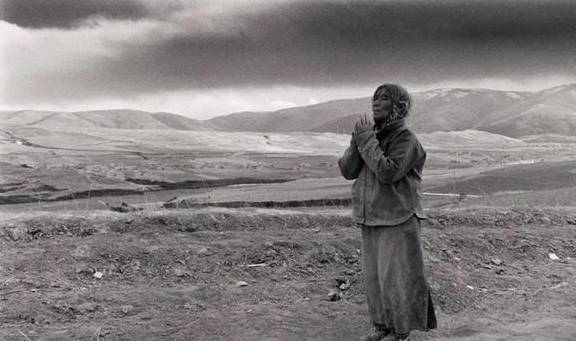 50多次往返藏地，他用黑白影像记录藏民生活，献给他挚爱的土地