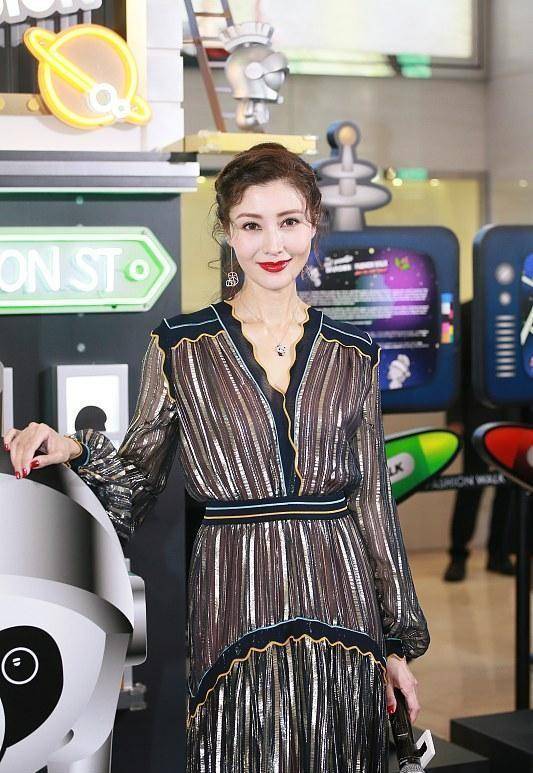 李嘉欣 裙子还是优雅地好看,学李嘉欣这么搭配,显年轻还不装嫩