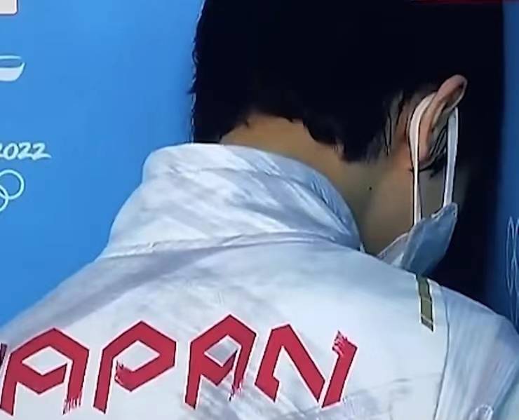 原创羽生结弦用头抵墙哭泣背对镜头擦眼泪懊恼自责向粉丝致歉