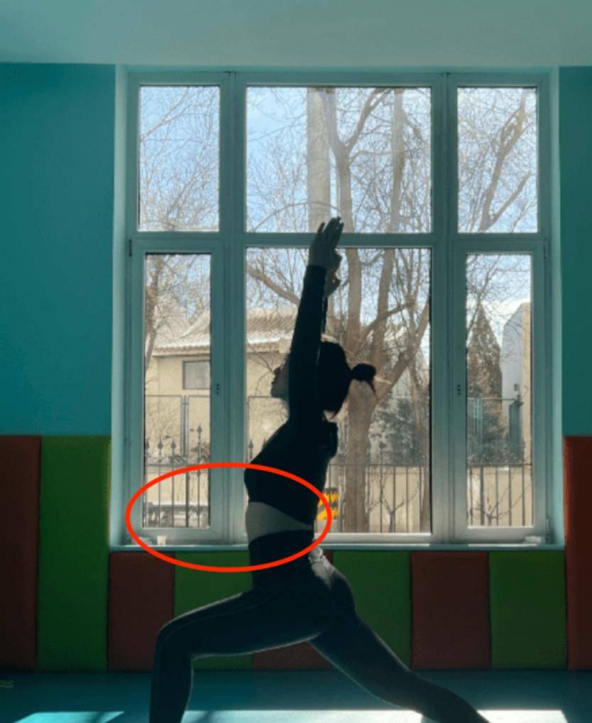 原创朱珠产后练身材弓腰露出明显的小肚子老公抱着女儿当监工