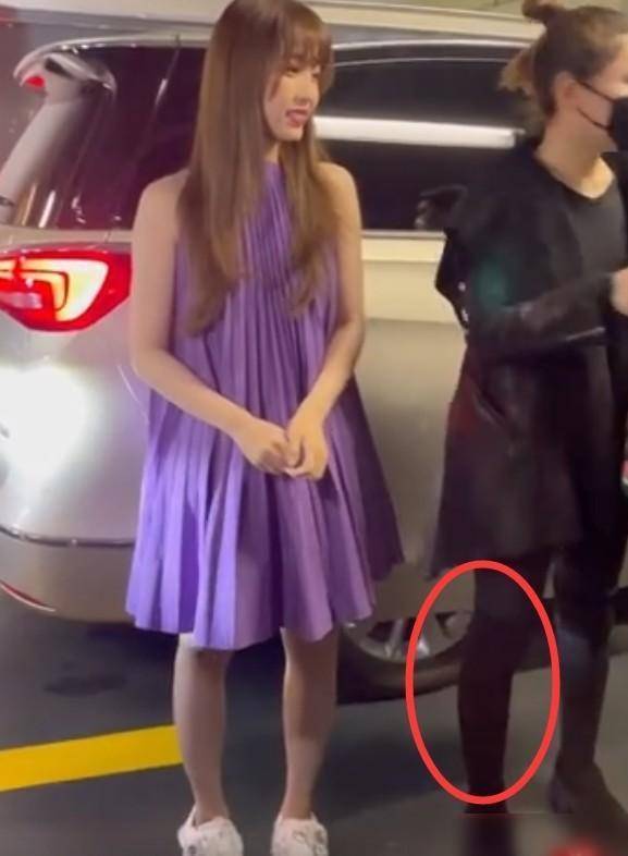 什么虞书欣是微胖身材？和100斤女助理站在一起后，这腿有点扎心了