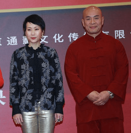 身材 叶童真是毫无医美痕迹,身材看着有点发福,但皱纹显出“原生美”