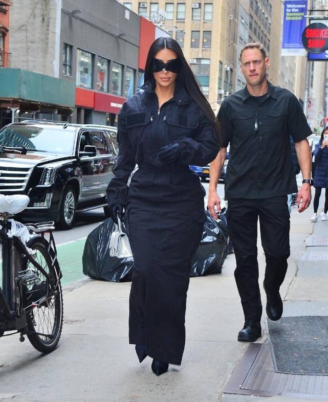 卡戴珊 金卡戴珊的身材缩水了？背心搭健美裤看不出曲线，肱二头肌好结实