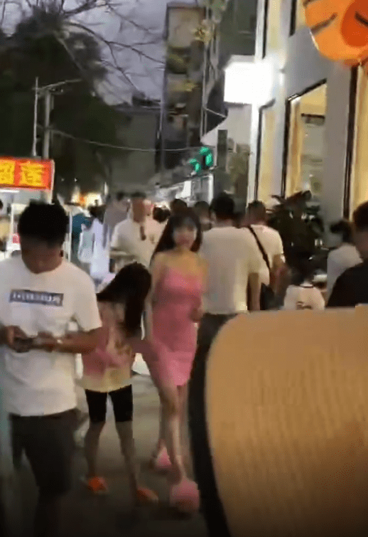 带着 李小璐带女儿逛夜市被拍，穿吊带裙身姿婀娜，脚踩拖鞋皮肤太白皙