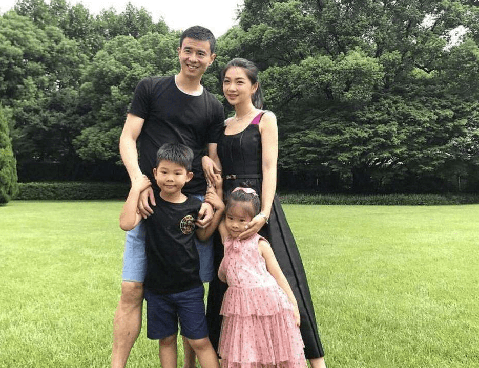 中国男足运动员5大"富豪娇妻":个个家缠万贯,个个美若天仙_王大雷_周