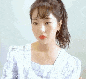 卷发高马尾太常见,女明星都爱上瀑布高马尾,唐嫣李沁扎上减龄又元气