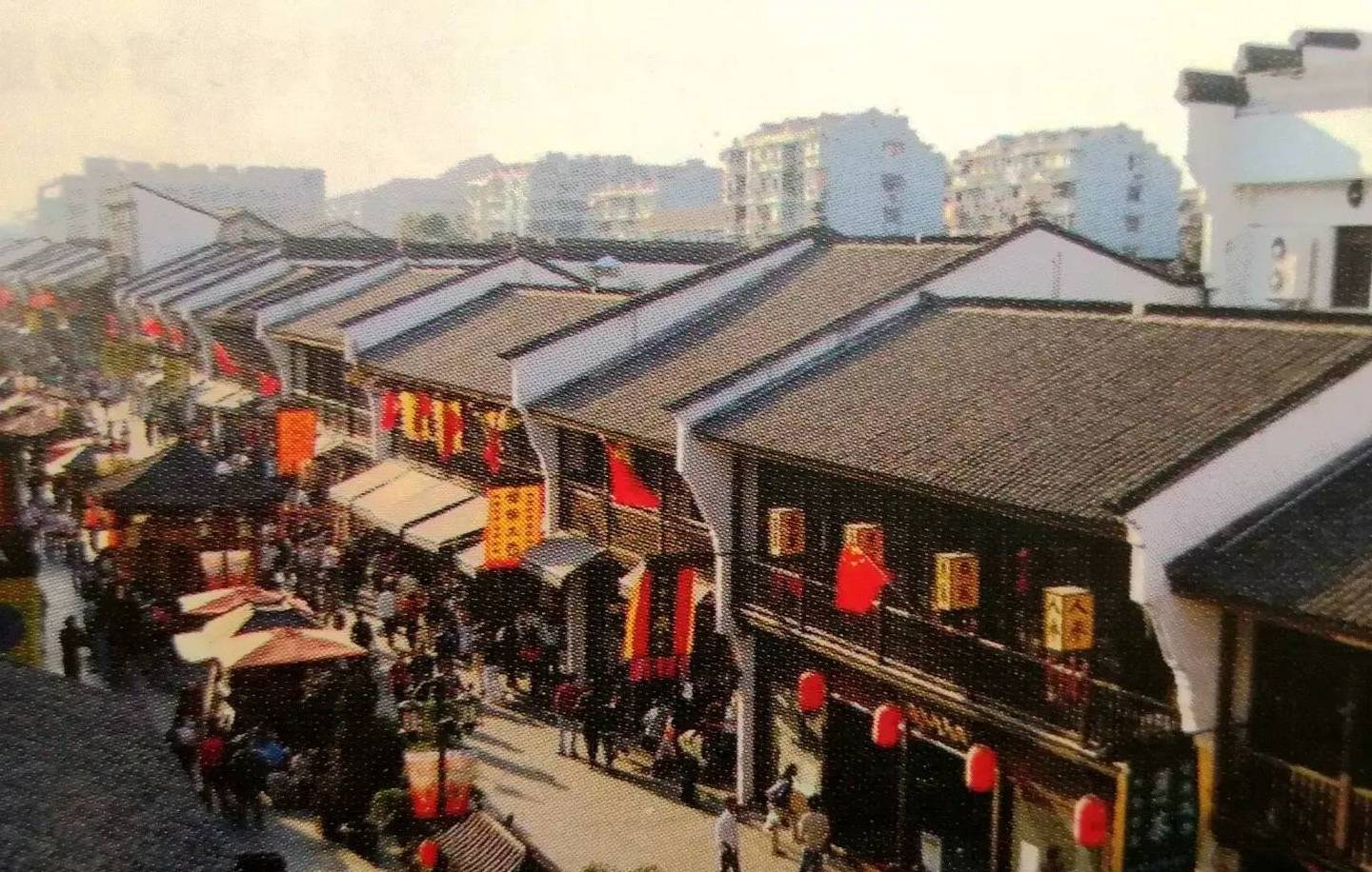 游玩杭州必打卡的一处街区，汇集很多百年老店，是杭州历史的缩影
