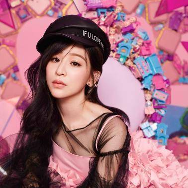 内地王心凌本来长着不显老的娃娃脸,硬是被整成奶奶脸,都快笑不动了