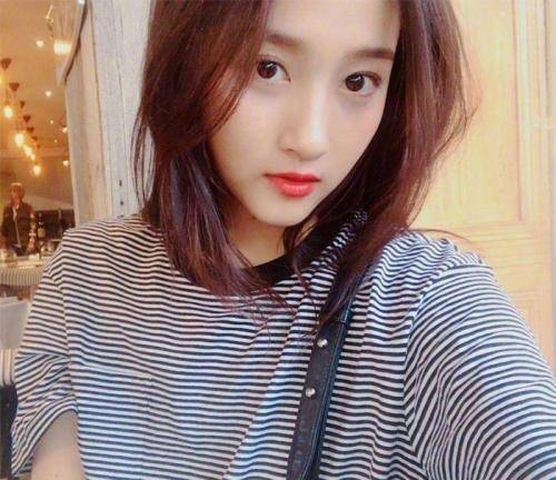 下巴网友偶遇火箭少女，吴宣仪头围比路人小很多，张紫宁却一直在学习