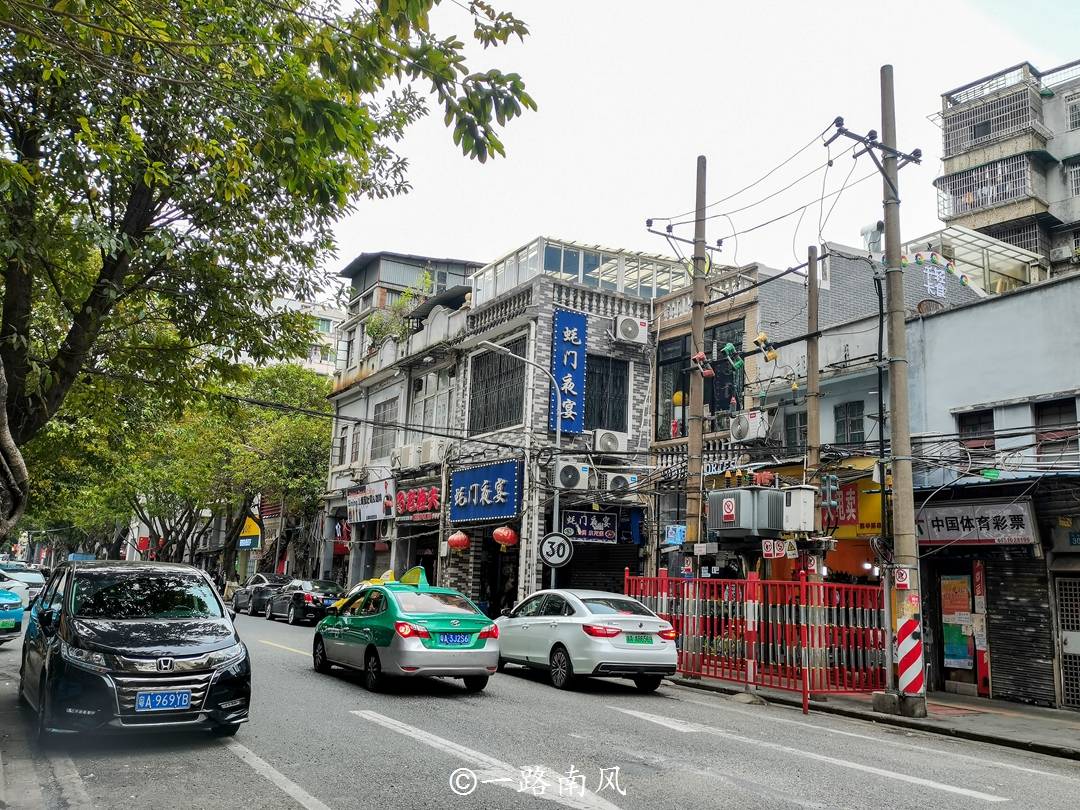 广州老城区有条不起眼的马路,被老广奉为美食天堂,但几乎没有游客