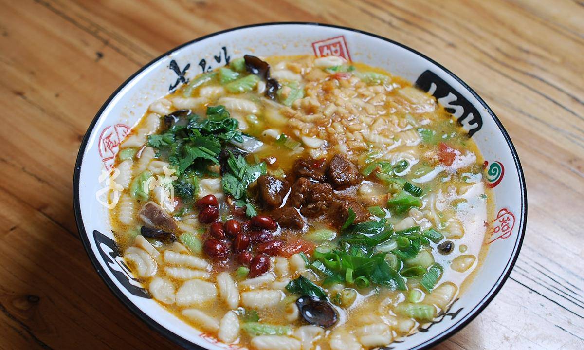 食材|请妹子吃12元麻食有五块大肥肉,不是大鱼大肉都不想吃饭能不胖嘛