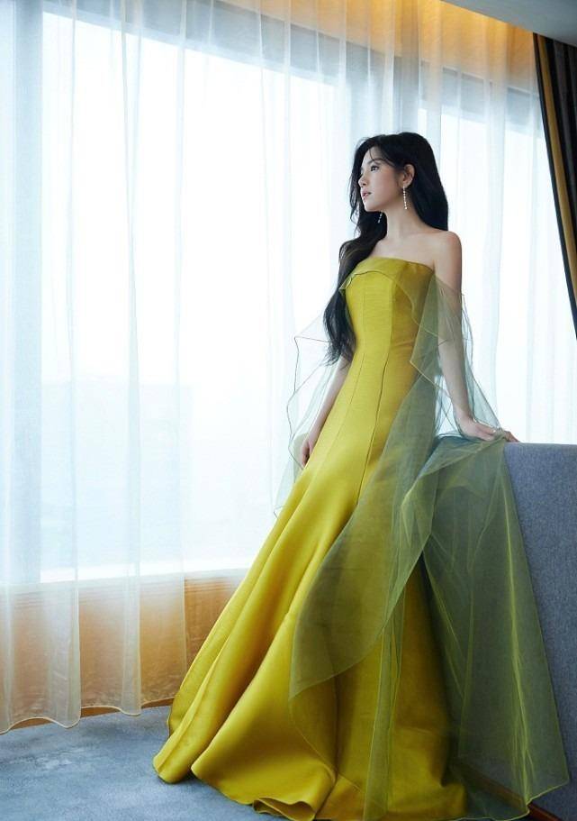 小龙女 陈妍希再现“小龙女”造型，穿荧光黄色国风裙，又嫩又甜