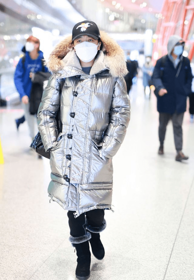 职场 54岁江珊终于复出,不做发型全场最朴素,奶奶风打扮更暴露年龄