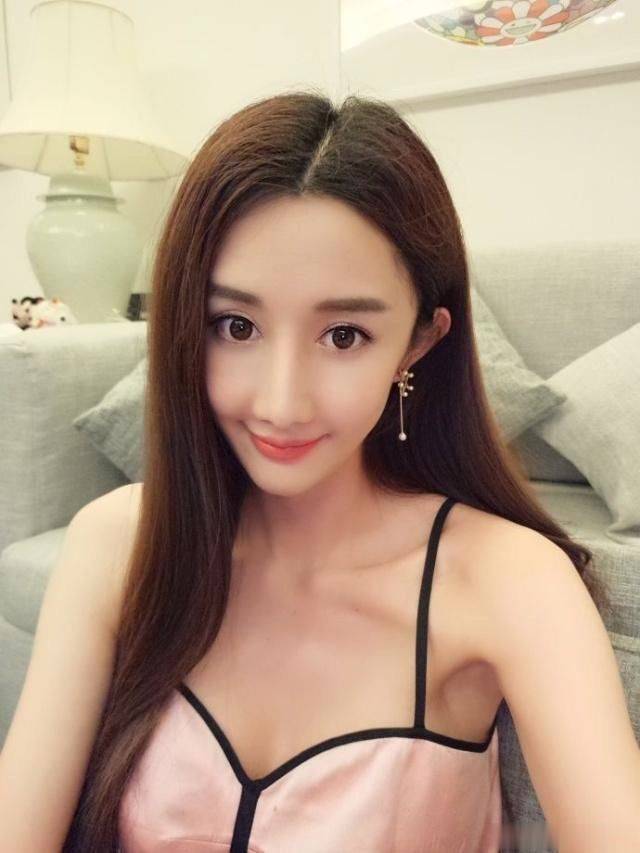 在演艺圈中混不下去的文梦洋并没有因此而放弃,文梦洋也是另辟蹊径