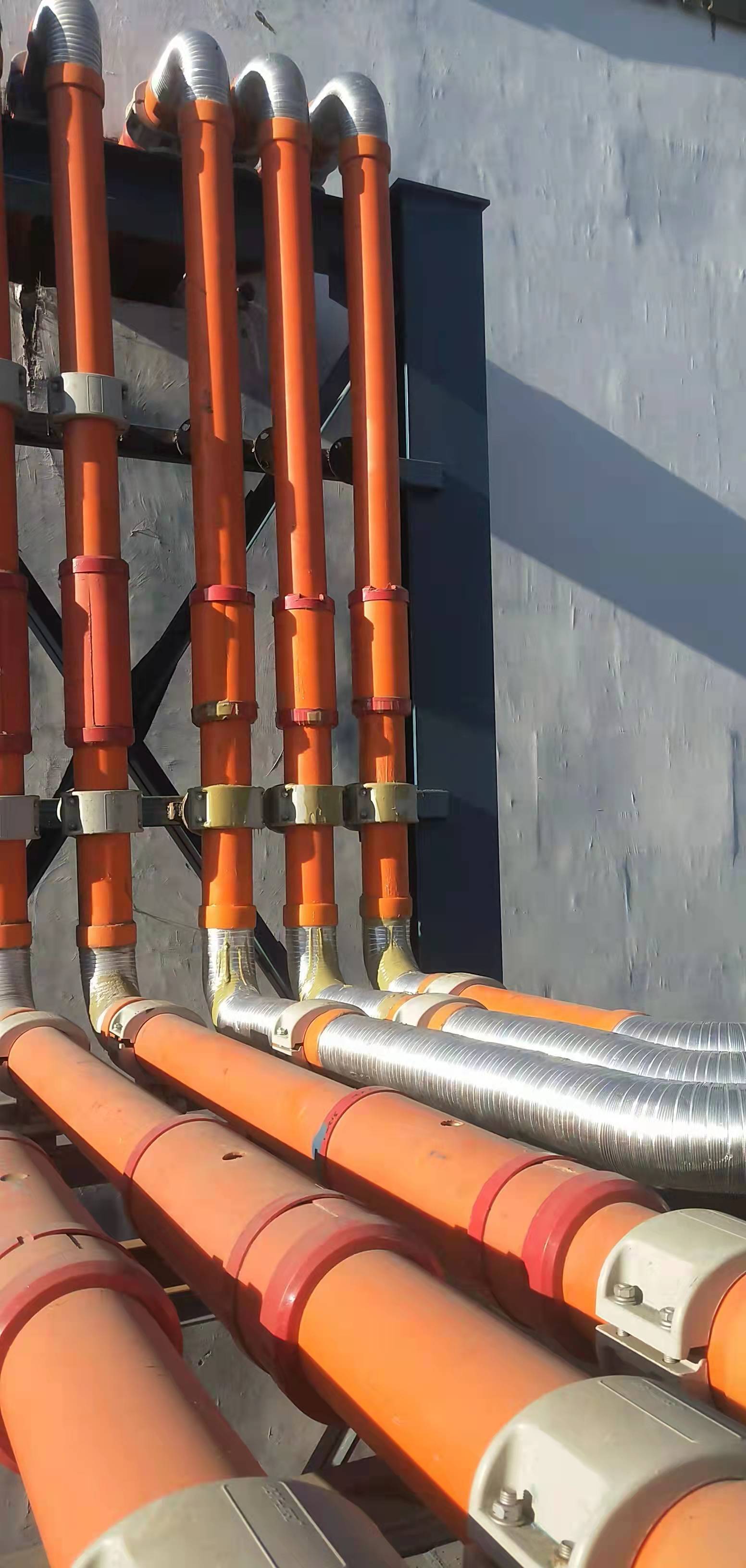 屏蔽层消除了导体表面不平整和内保护层造成的表面电场强度增加.