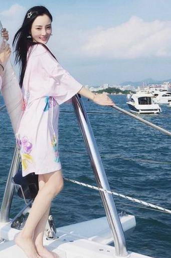 李小璐女儿照片40岁李小璐晒度假vlog！9岁甜馨相