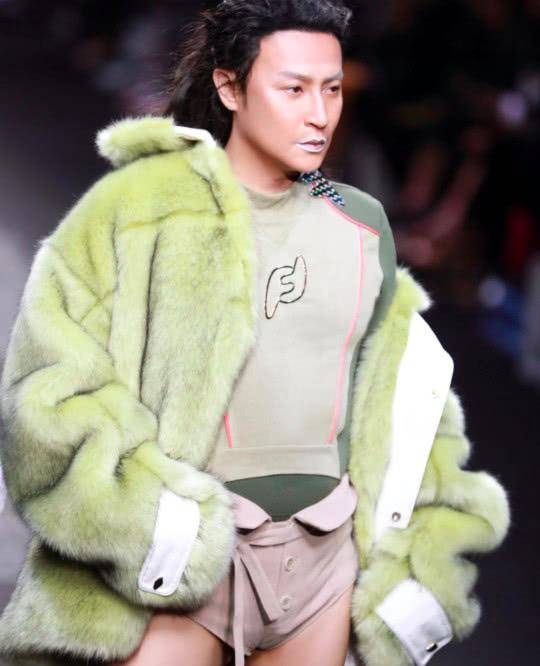 高叉 奚梦瑶了解下？陈志朋穿高叉衣配恨天高，小肚腩明显仍气场全开