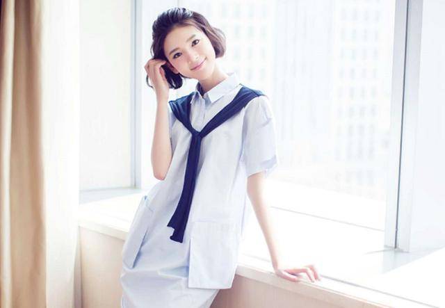 整体 陈瑶的“漫画腿”太美了，短裤配高筒靴子超拉风，精致又帅气