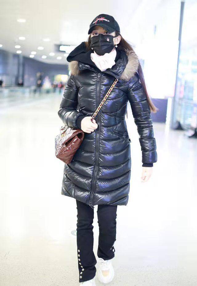 显得 吉娜真是太瘦了，羽绒服也能穿出紧身感，背2万包打扮接地气