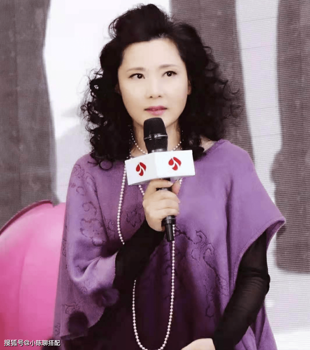 黑长直 为什么50+女性偏爱短发,看何赛飞、潘虹的这些发型就明白了