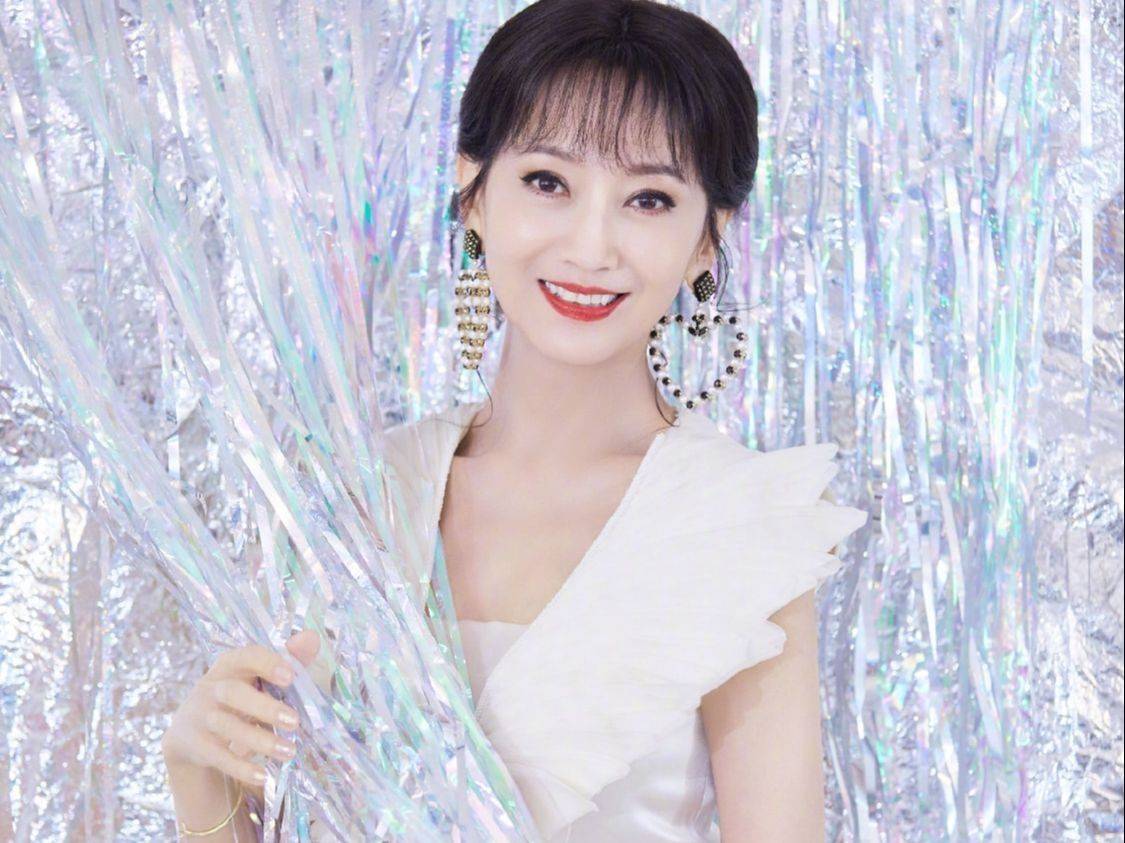 "冻龄女神"赵雅芝:曾是最美白素贞,如今69岁容貌依旧如少女_作品_角色