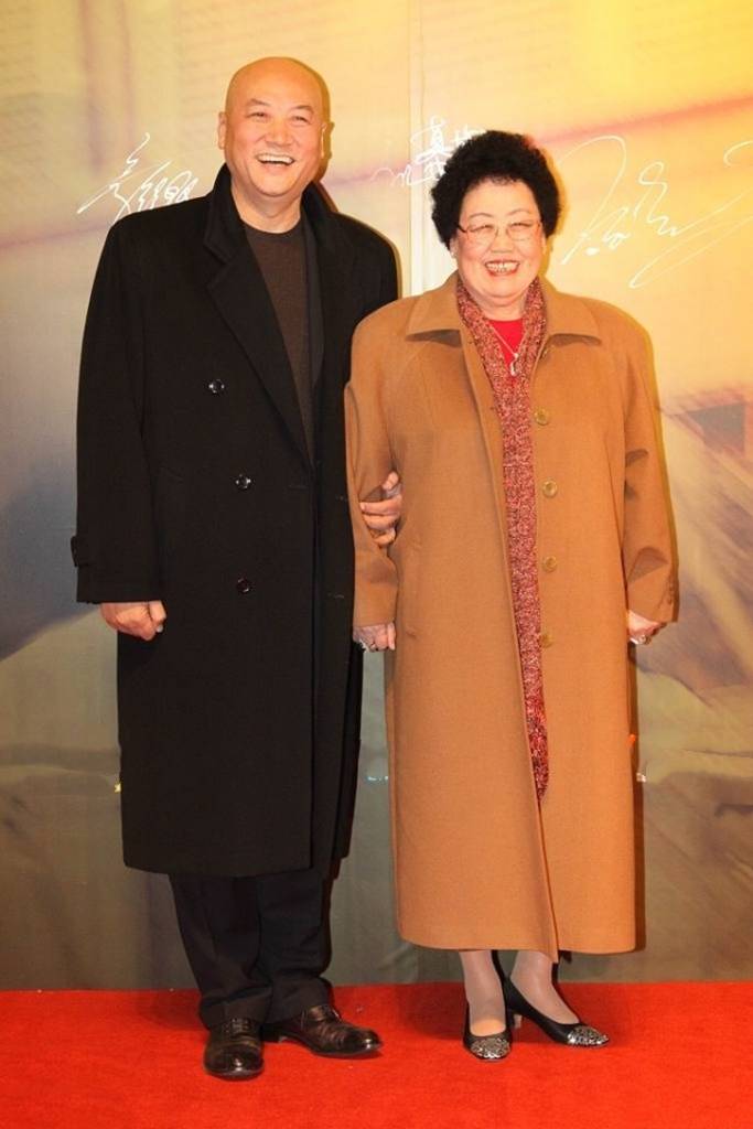 陈丽华 迟重瑞搀富婆妻子出镜，大12岁老婆全身首饰太闪耀，他全程陪笑