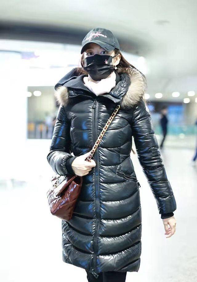 显得 吉娜真是太瘦了，羽绒服也能穿出紧身感，背2万包打扮接地气