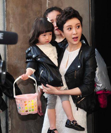 44岁金巧巧全家戛纳行,金巧巧高跟鞋成亮点,女儿神复刻高颜值_女明星