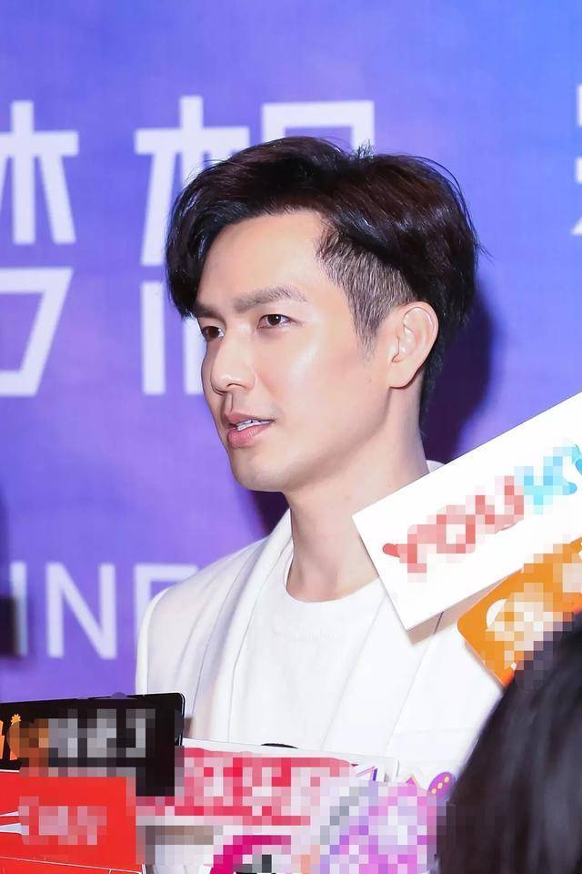 cue钟汉良反戴帽子弹钢琴年轻到不像话，憋笑弹钢琴脸都红了！