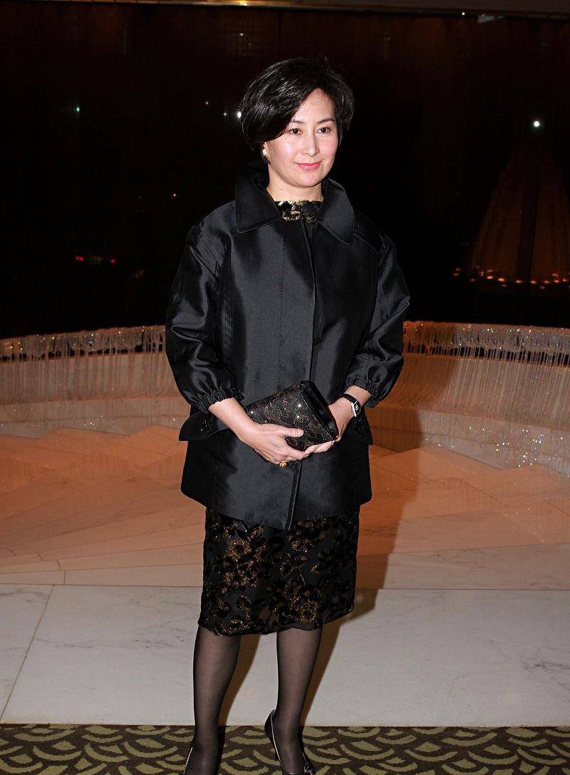 黑色 何超琼到底出身大户人家,同龄人不敢试的芭比粉,她却能穿成贵妇