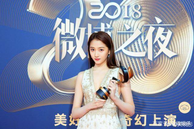 女孩子21岁关晓彤在最新vlog素颜出镜,眼睛浮肿黑眼圈重,皮肤让人惊讶