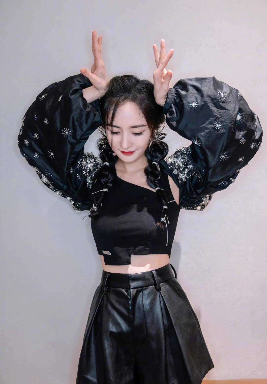 发型好少女！杨幂的新发型也太适合春日踏青了吧