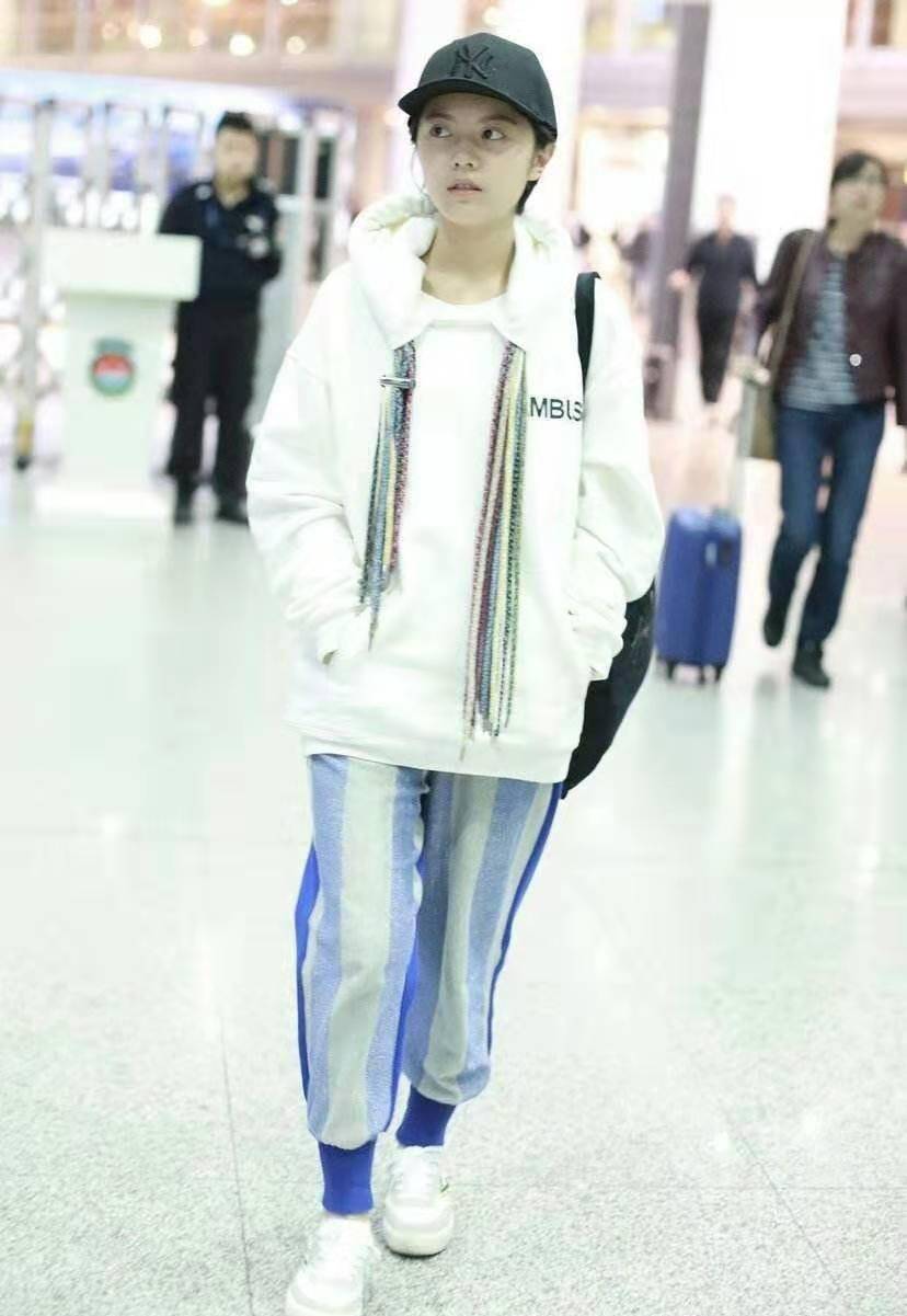 感觉 17岁赵今麦真长开了，鼻子真是全脸之光，大眼小脸更“灵”了