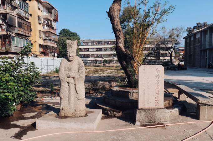 自南宋建炎年间,掌管赵宋外居宗室事务的南外宗正司就迁至 泉州 ,或许