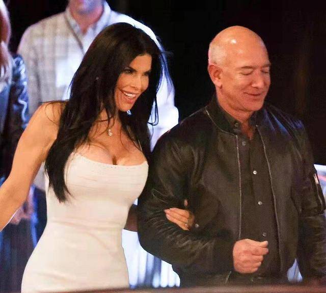 女友 世界首富带女友追星，52岁女友穿白裙秀身材，少女腰太纤细