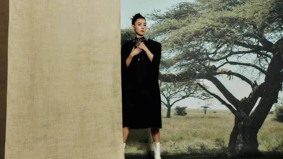 Cecilia 张柏芝认真过冬,牛仔大衣配棉靴,七彩“大妈”卫衣穿出减龄气质