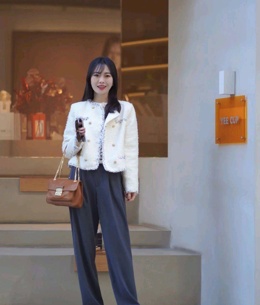 大气 小香风适合作为春装，简约大气的穿搭风格，轻松呈现优雅与温柔