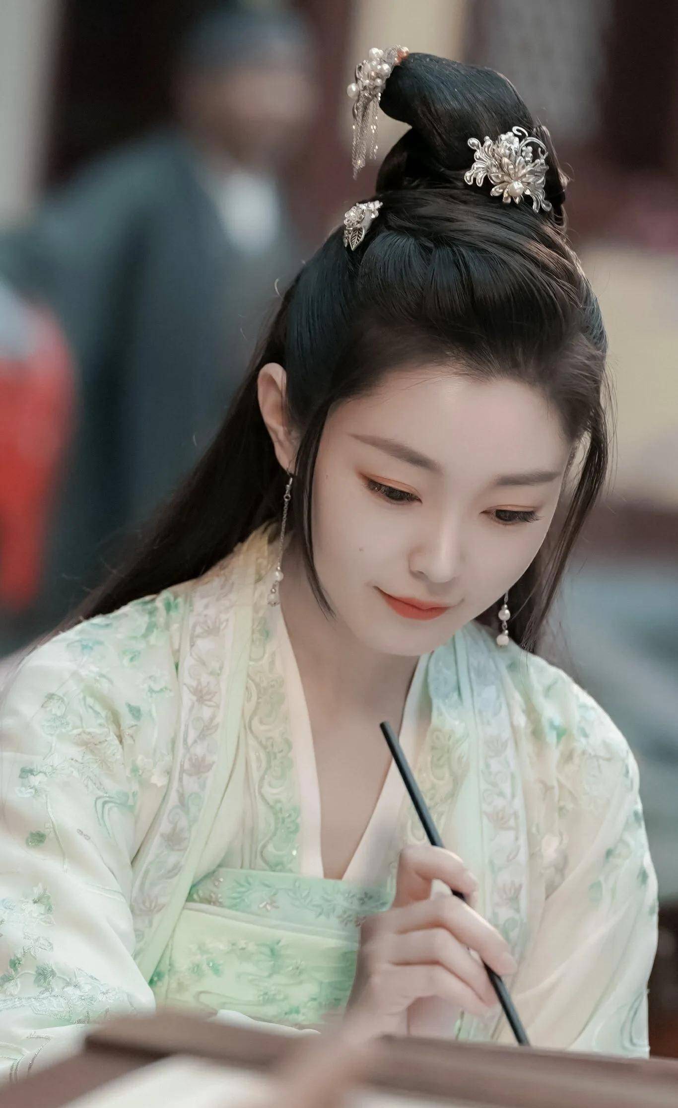 《嫣语赋》是由乔欣,徐正溪领衔主演的古装爱情剧