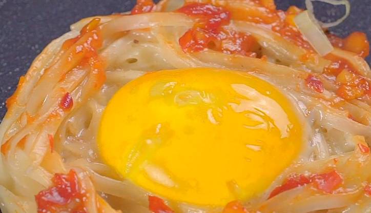 做法|面条别煮着吃了,教你一种新做法,5分钟搞定全家早餐,一看就会