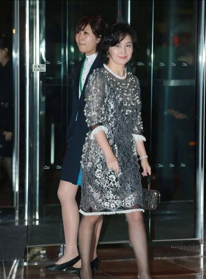 黑色 何超琼到底出身大户人家,同龄人不敢试的芭比粉,她却能穿成贵妇