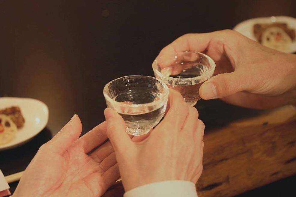 鱼和|五粮液“永不分梨”酒,看完梨子进瓶的全过程,网友:心疼这颗梨