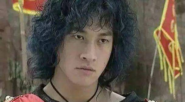 蓝发男星古装挑战染发，朱一龙像化老年妆，何润东却更嫩了！