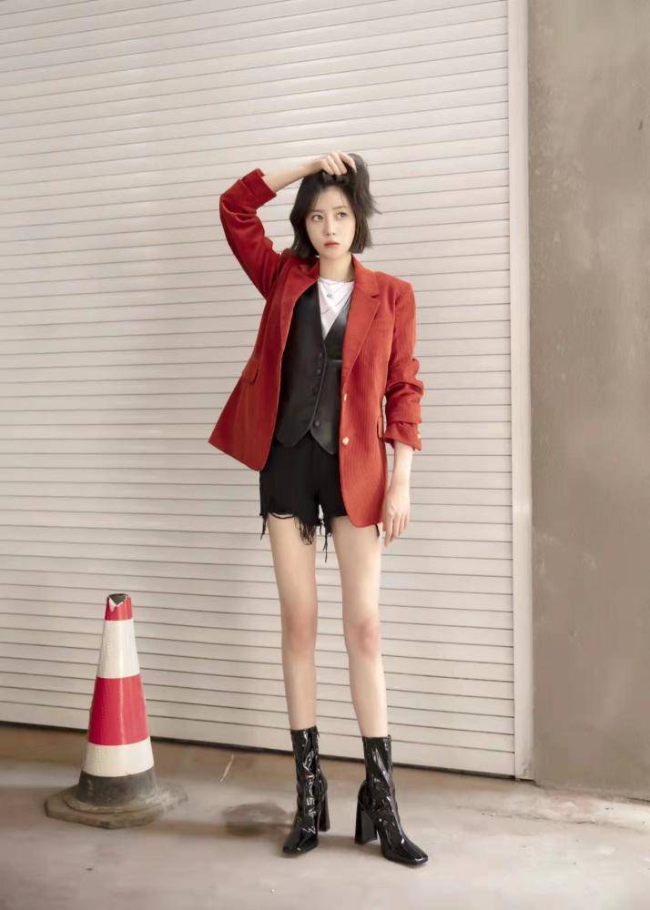 黑色 李溪芮不愧是“腿精”，格纹衬衣配短热裤，一双大长腿又细又白