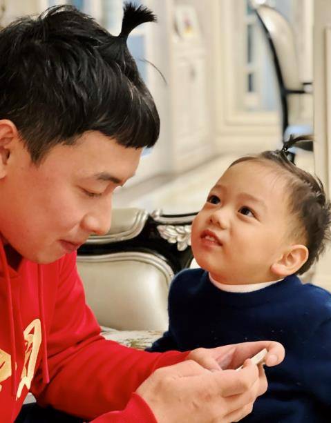 周捷晒孕晚期美照,穿宽松衬衫外出用餐巧遮孕肚,红唇妆容好精致_邹凯