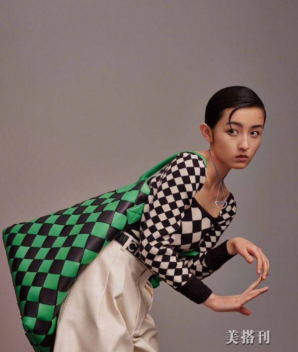 演技 太乖了吧！张子枫渔夫帽机场被粉丝吓懵，憨笑签名乖巧等助理救援