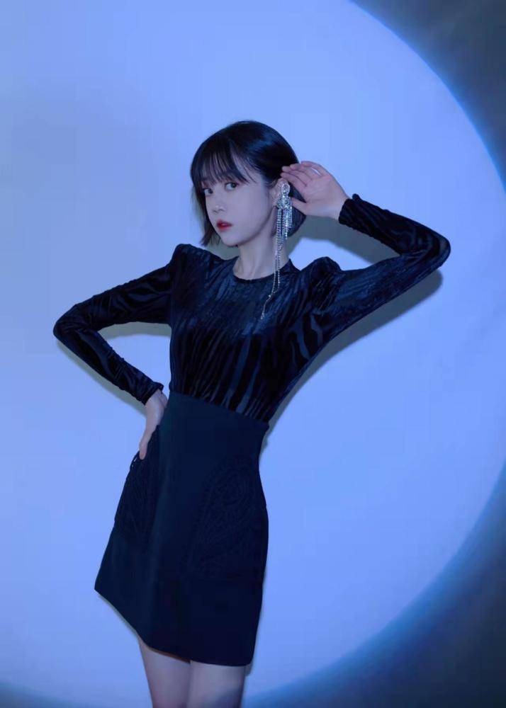 黑色 李溪芮不愧是“腿精”，格纹衬衣配短热裤，一双大长腿又细又白