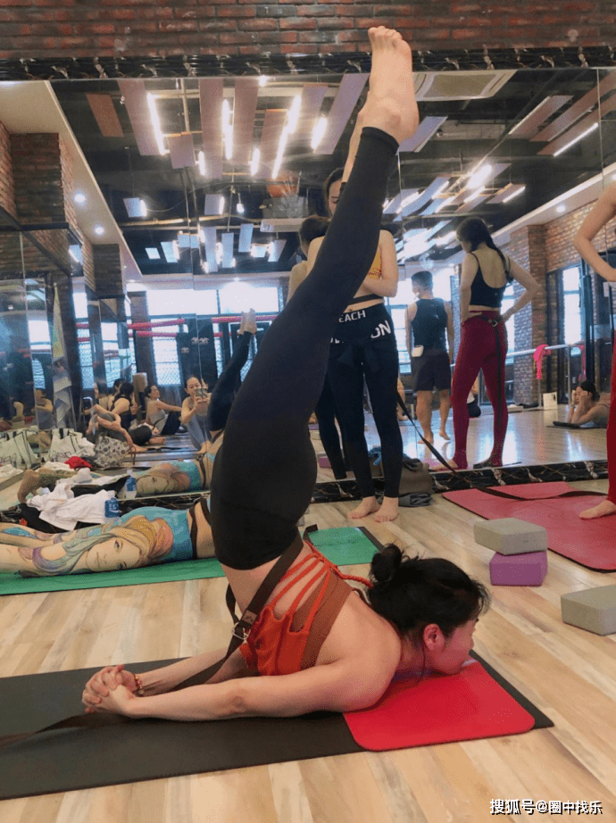 原创全身紧致是练习的动力深圳健身达人丹丹练瑜伽是快乐源泉