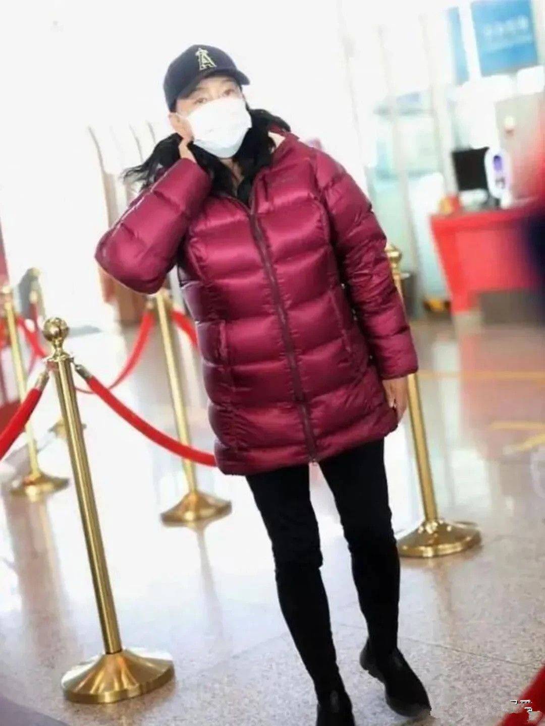 显得 刘晓庆走机场不装了，穿肥大棉衣很真实，皮肤干瘪已经接受衰老！