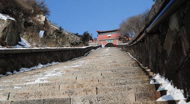 登山天梯大盤點,華山最險,泰山最長,最後一處海外遊客最多_南天門