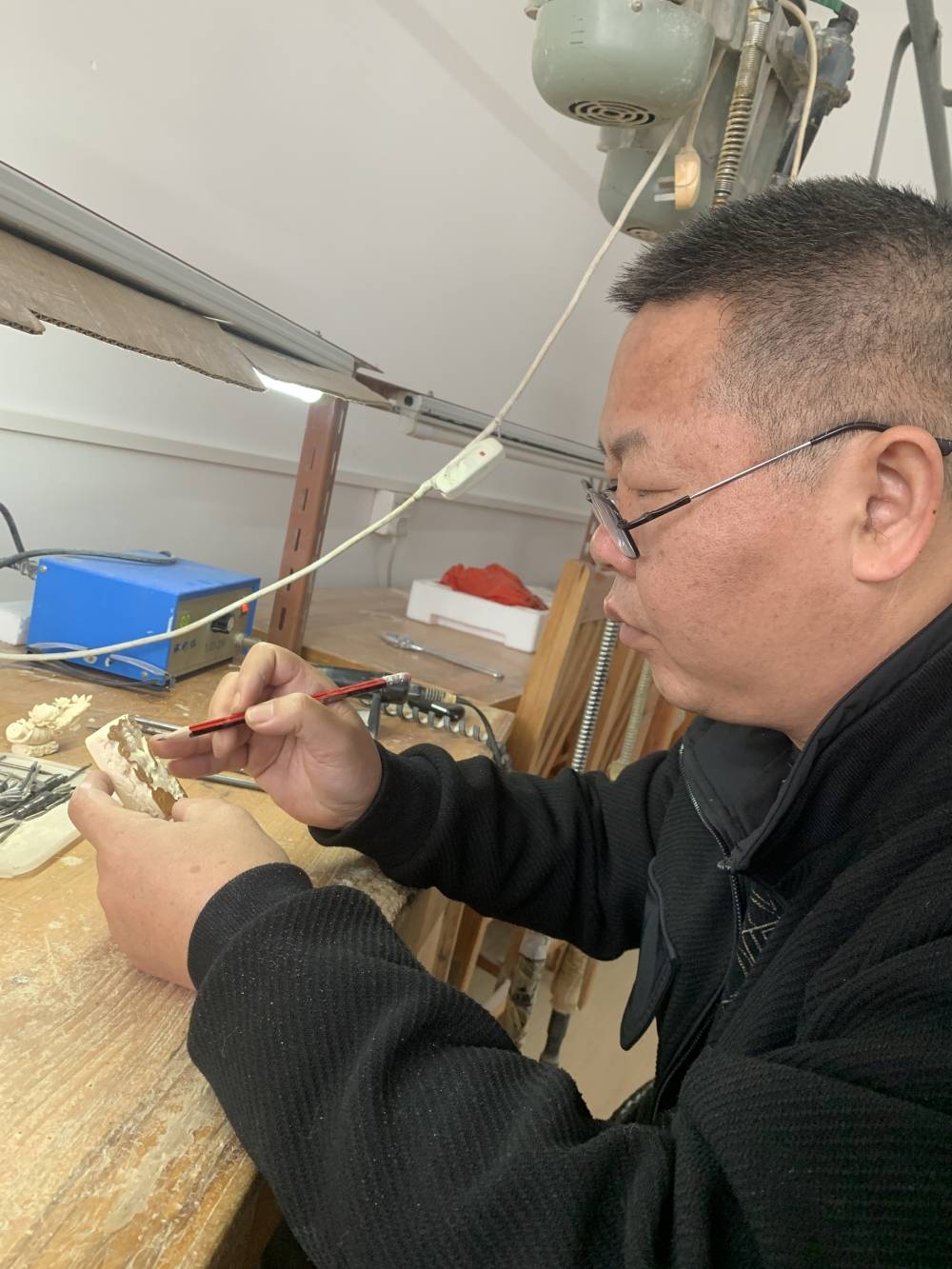 牙雕大师陈德志现代象牙制品确实迫害了大量野生动物,被各国禁止也是
